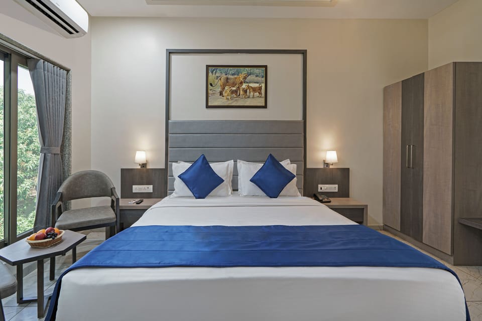 Classic Room with Balcony | Desk, bed sheets