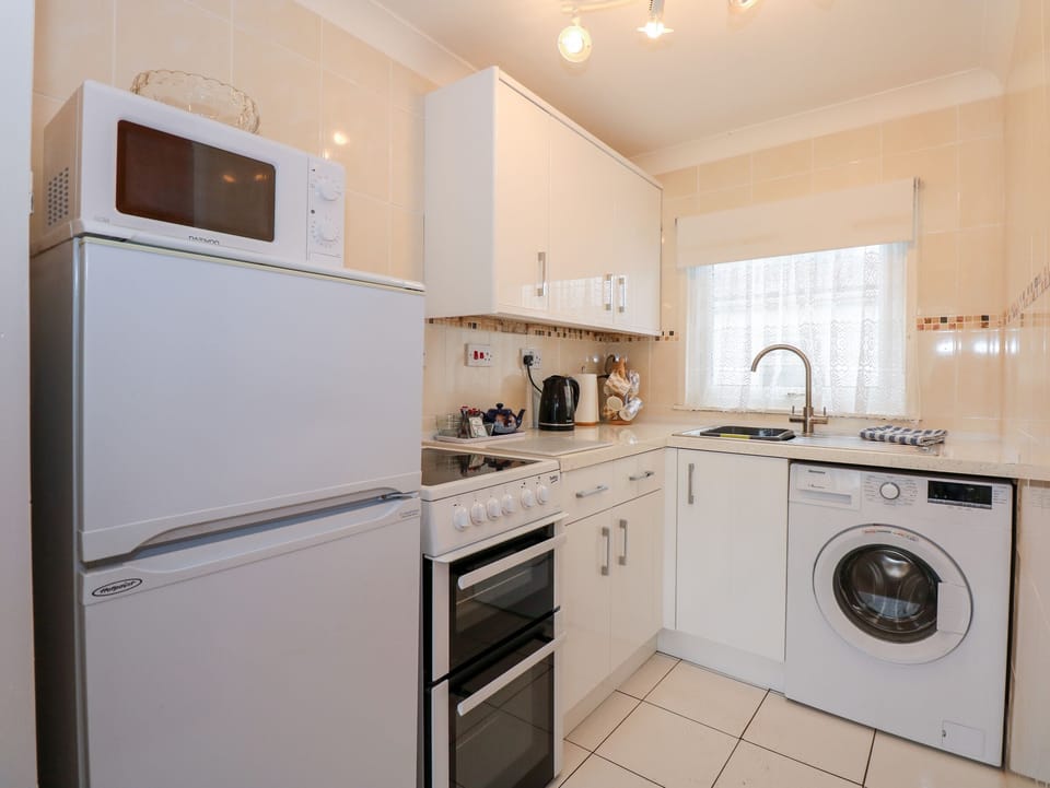 Cottage | Private kitchen | Fridge, microwave, electric kettle, toaster
