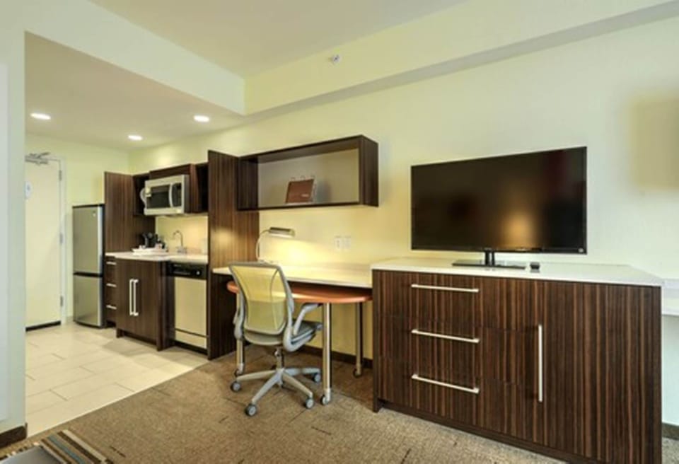 Studio Suite, 1 King Bed | Hypo-allergenic bedding, blackout drapes, iron/ironing board, free WiFi