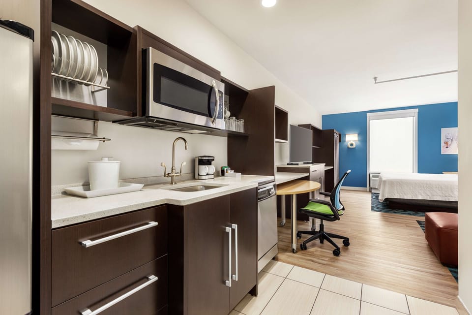 Studio Suite, 1 King Bed, Non Smoking | Hypo-allergenic bedding available, in-room safe, laptop workspace