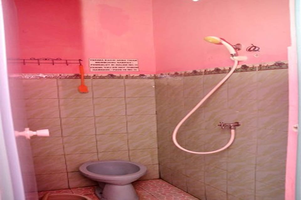 Standard Room, Private Bathroom | Bathroom | Shower, towels