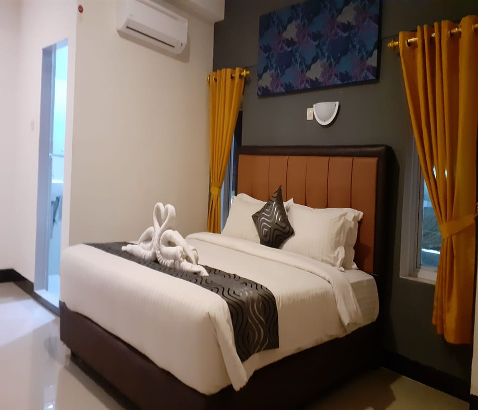 Suite | Desk, WiFi (free), bed sheets