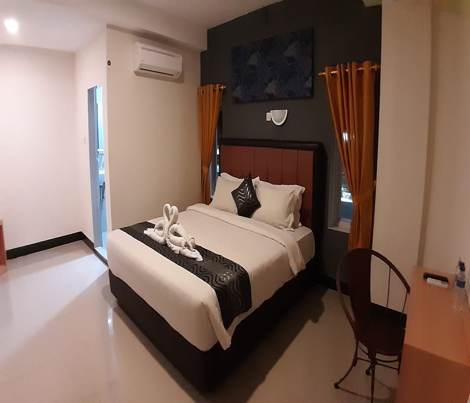 Suite | Desk, WiFi (free), bed sheets