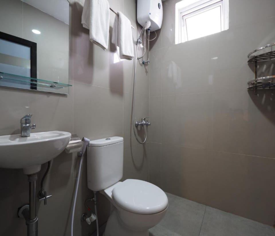 Deluxe Room | Bathroom | Shower, slippers, towels