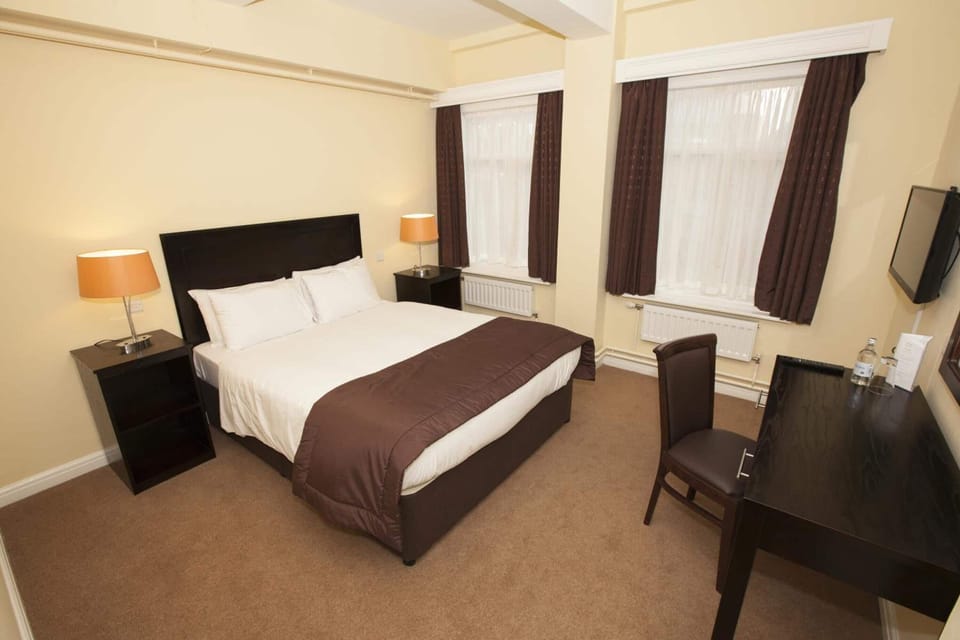 Desk, soundproofing, free cribs/infant beds, free WiFi