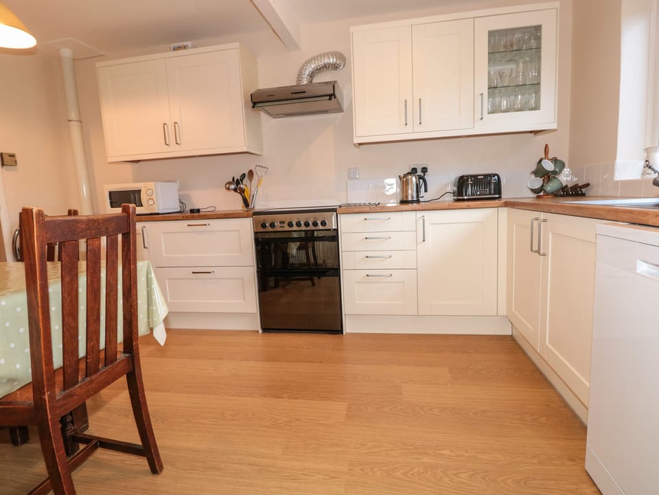 Cottage | Private kitchen | Fridge, microwave, dishwasher, electric kettle