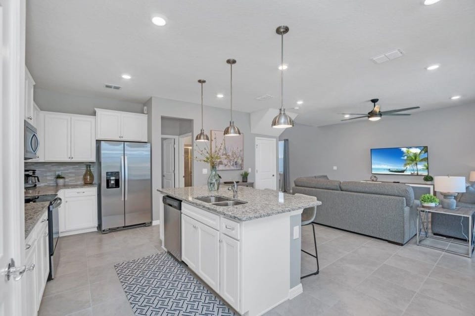 Townhome, 5 Bedrooms | Private kitchen