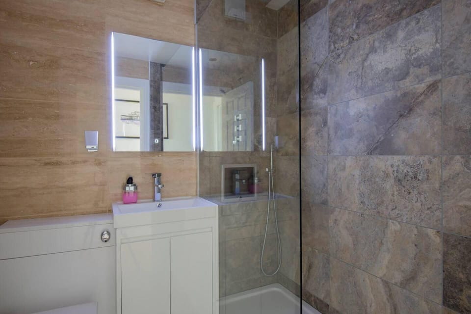 2 Bed Apt - Sea Views, Seafront Location & Parking Apartment in Brighton