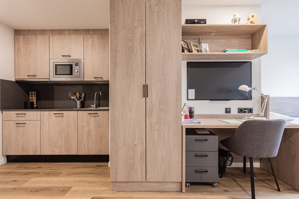 Basic Double Room | Private kitchen | Mini-fridge, microwave, stovetop, cookware/dishes/utensils
