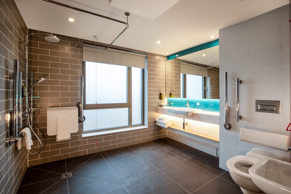 Standard Room, 1 King Bed, Accessible (with Free Breakfast) | Bathroom | Shower, free toiletries, hair dryer, towels