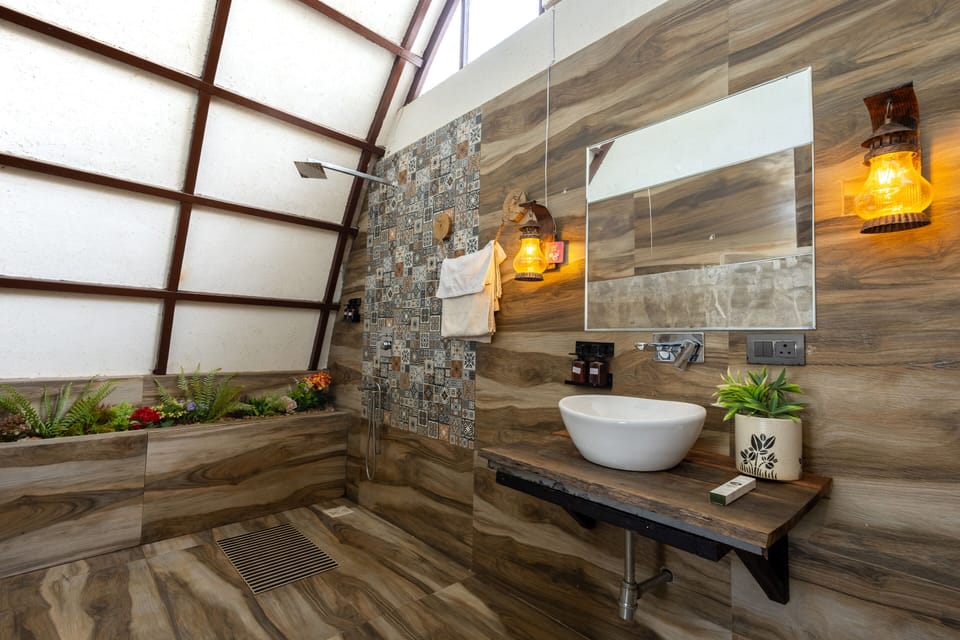 Deluxe Cottage | Bathroom | Shower, free toiletries, slippers, towels