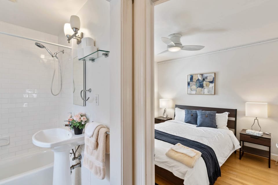 Beautiful 3br/3ba Colonial House by Cozysuites Villa in Alexandria