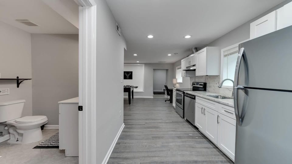 Beautiful 3br/3ba Colonial House by Cozysuites Villa in Alexandria