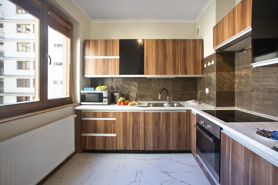 Deluxe Apartment | Private kitchen | Oven, stovetop, dishwasher, electric kettle