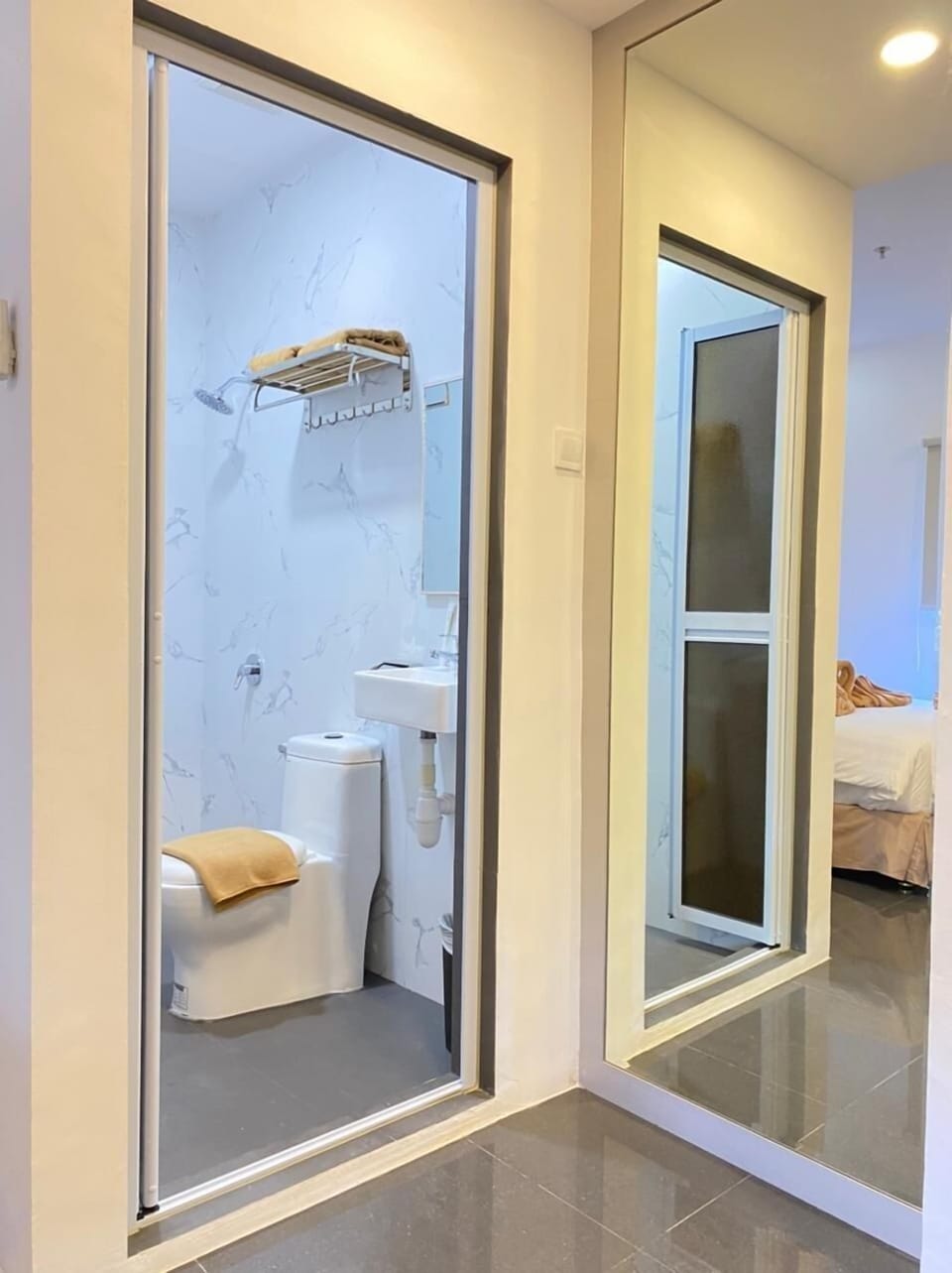 Deluxe Double Room | Bathroom | Combined shower/tub, slippers, towels