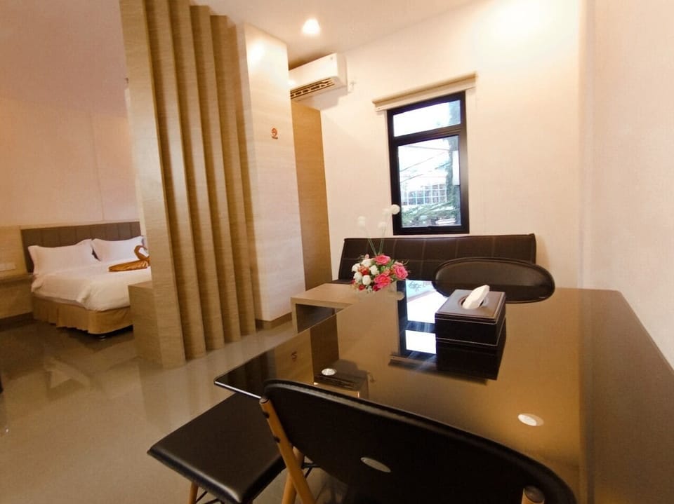 Deluxe Double Room | In-room dining