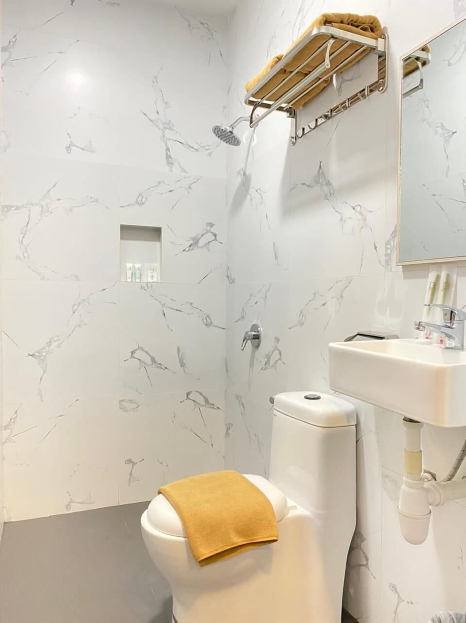 Superior Double Room | Bathroom | Combined shower/tub, slippers, towels
