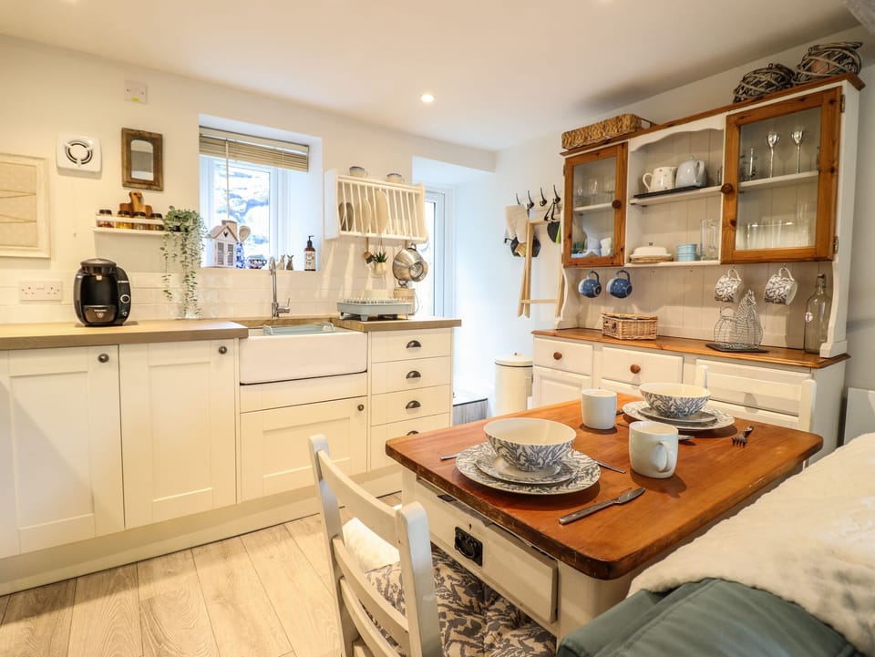 Cottage | Private kitchen | Fridge, microwave, electric kettle, cookware/dishes/utensils