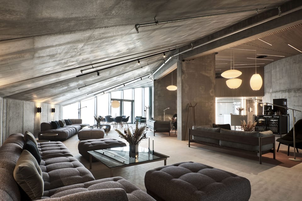 Lobby lounge