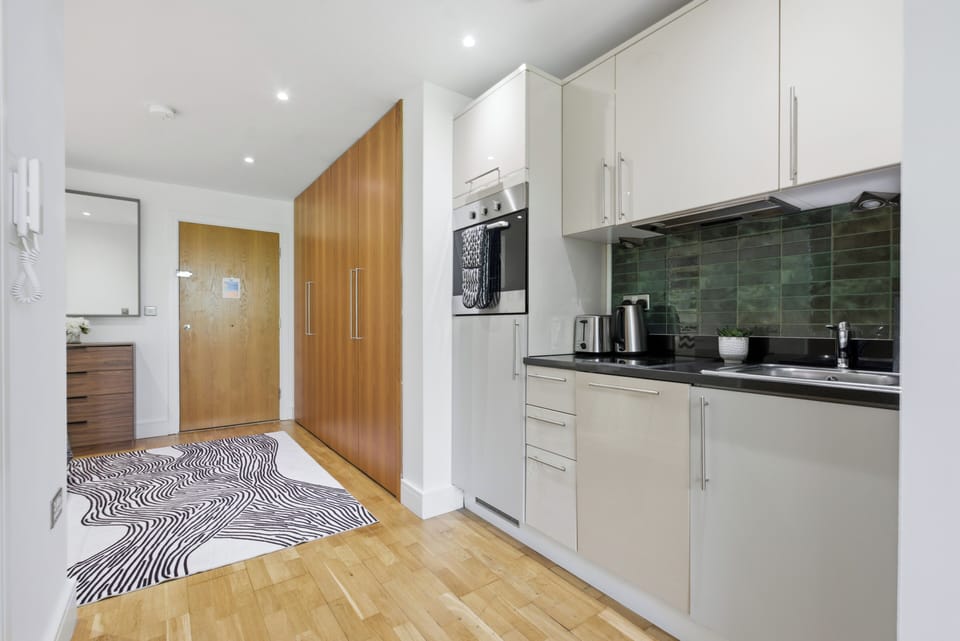 Exclusive Studio, 1 Double Bed, Non Smoking, Kitchenette | Private kitchenette | Fridge, microwave, oven, stovetop