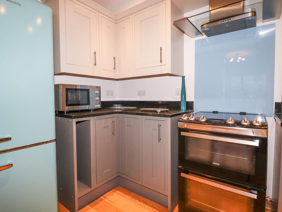 Cottage | Private kitchen | Fridge, microwave, electric kettle, cookware/dishes/utensils
