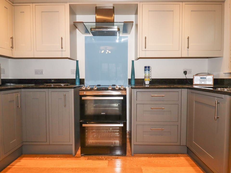 Cottage | Private kitchen | Fridge, microwave, electric kettle, cookware/dishes/utensils