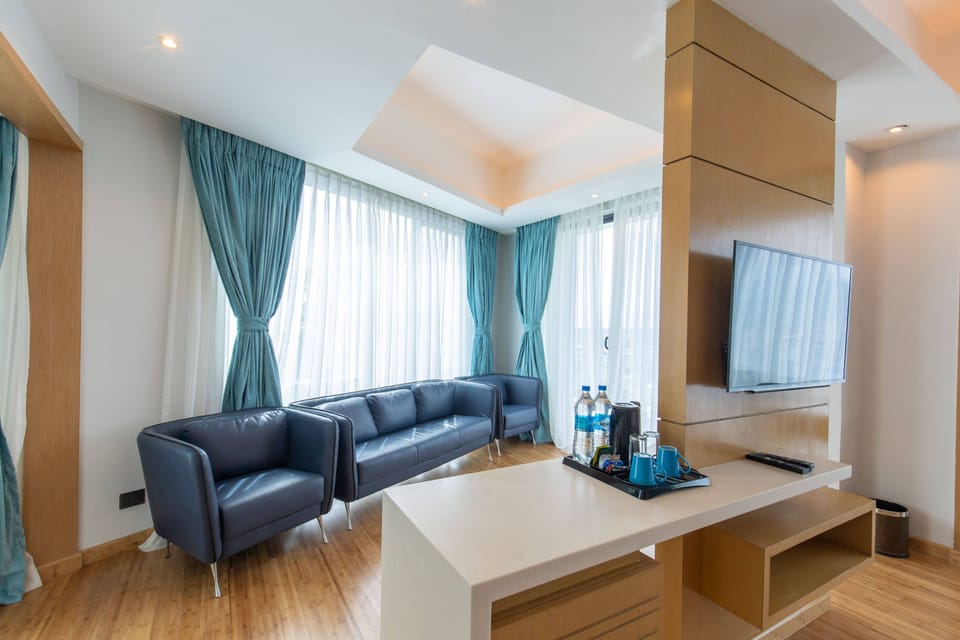 Suite | In-room safe, individually decorated, individually furnished, desk