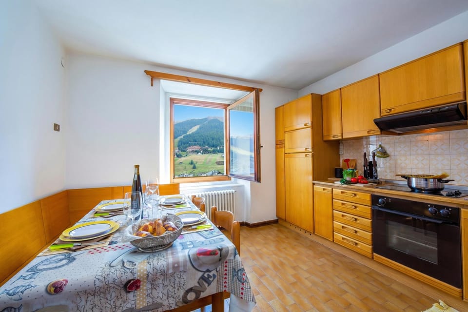 Family Apartment, 3 Bedrooms, Balcony, Mountainside (Casa Silvia Ski in) | Dining