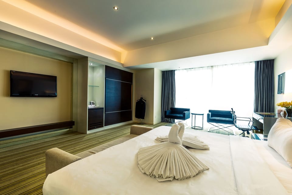 Executive Room | Hypo-allergenic bedding, in-room safe, desk, laptop workspace