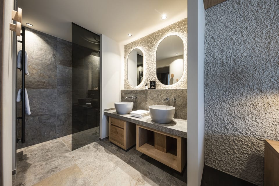 Luxury Suite | Bathroom | Free toiletries, hair dryer, bathrobes, slippers