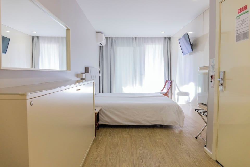 Basic Triple Room | In-room safe, desk, rollaway beds, free WiFi