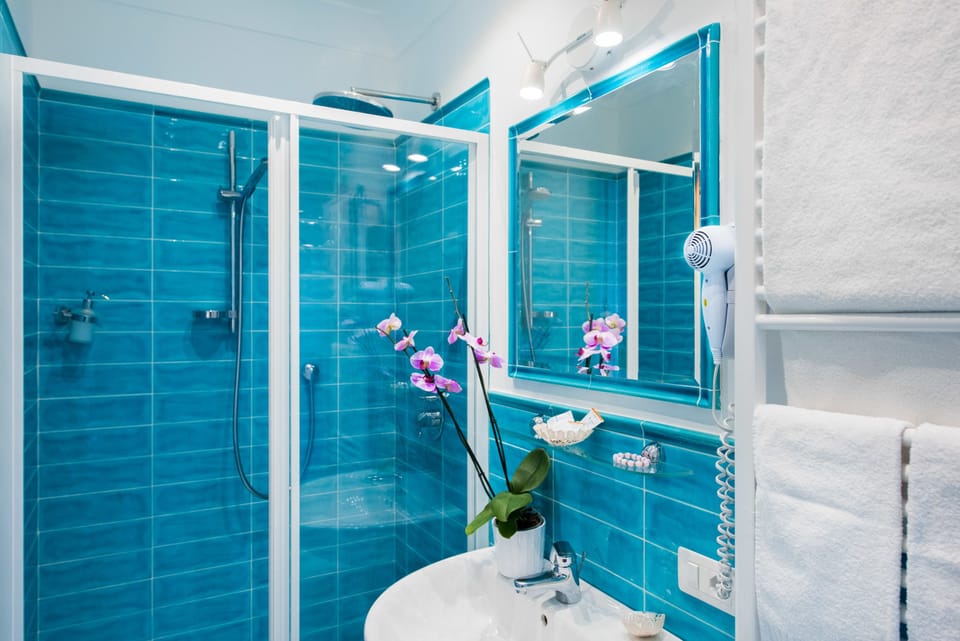 Superior Double Room, Terrace | Bathroom | Shower, free toiletries, hair dryer, bidet