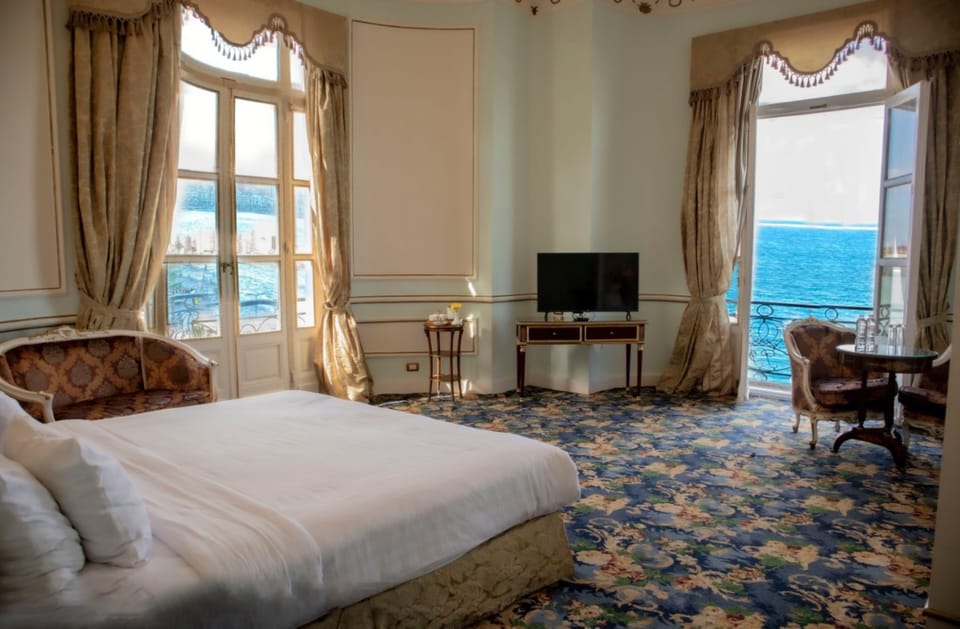 Golden Junior Suite View Direct Sea View | Minibar, in-room safe, desk, blackout drapes