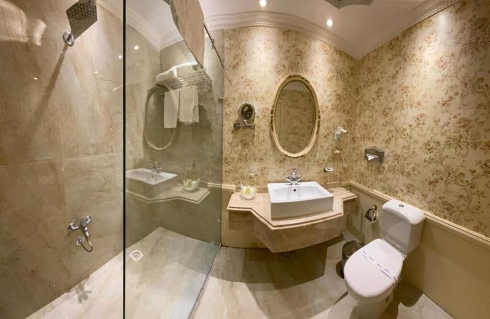 Golden Deluxe Room Partial Sea View - For Egyptians Only | Bathroom | Free toiletries, hair dryer, bathrobes, slippers