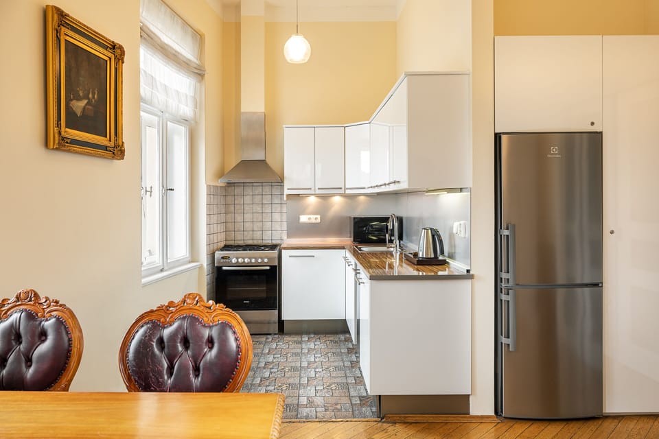 Apartment Estates Theatre | Private kitchen | Full-size fridge, stovetop, electric kettle, cookware/dishes/utensils