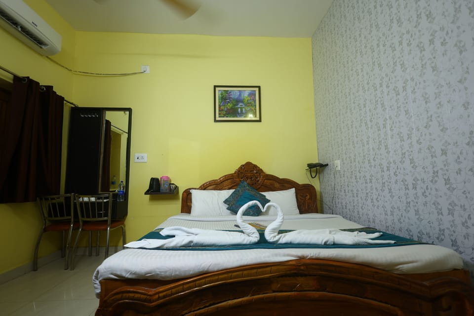 Deluxe Room | Desk, WiFi (free), bed sheets