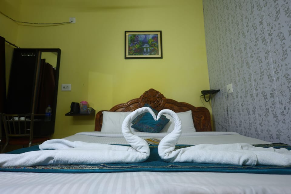 Deluxe Room | Desk, WiFi (free), bed sheets