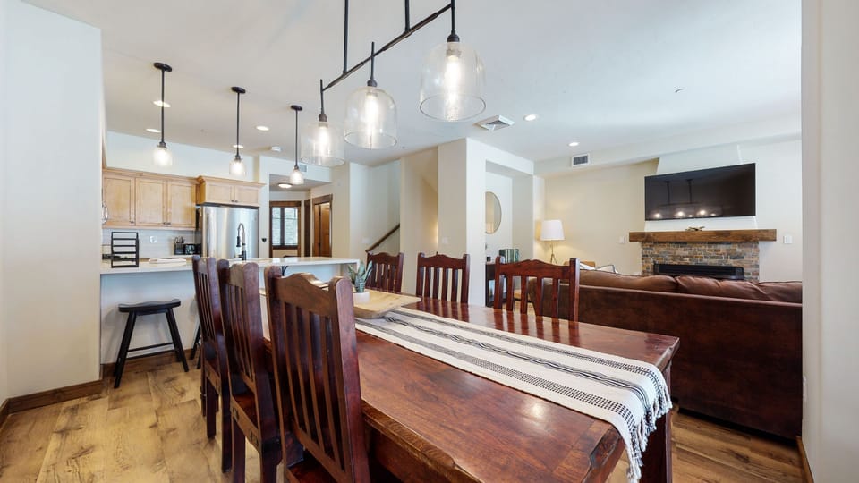 Townhome, 4 Bedrooms | Private kitchen | Fridge, oven, coffee/tea maker, toaster