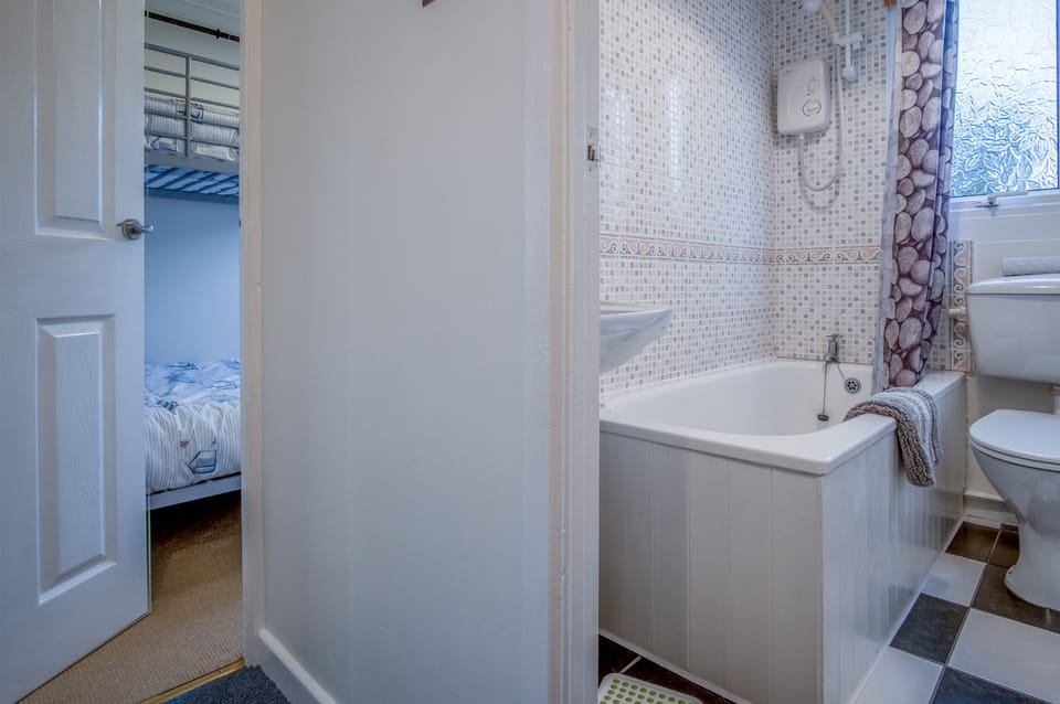 Trewent Park - 2 Bed - Freshwater East Chalet in Wales