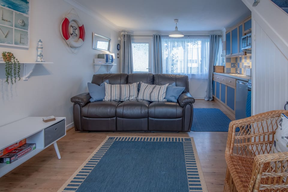 Chalet (2 Bedrooms) | Living area | 32-inch TV with cable channels