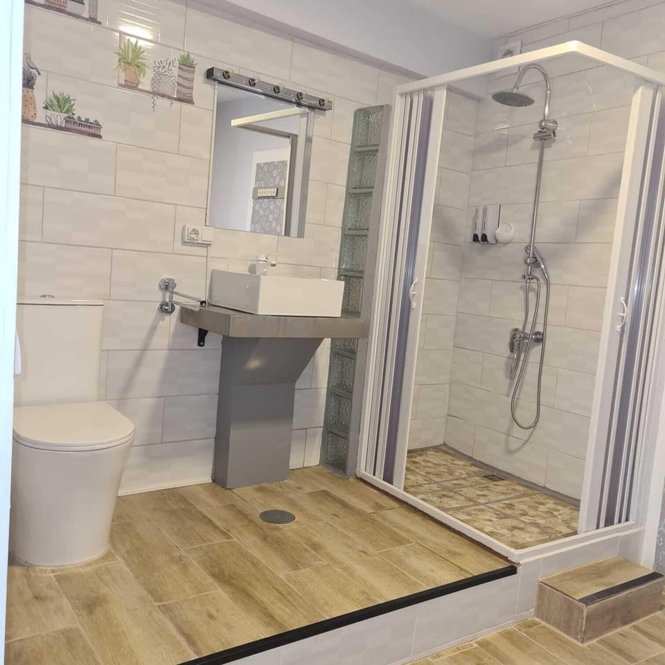 Double (1 bed) with private bathroom | Bathroom | Slippers, towels