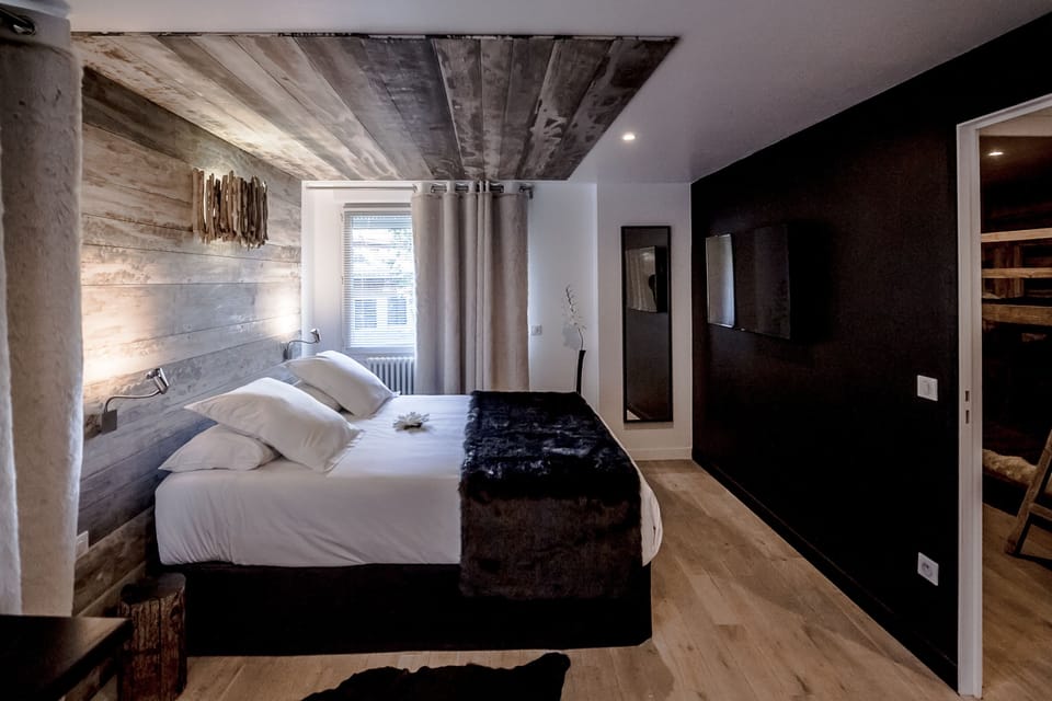 Classic Triple Room | In-room safe, desk, blackout drapes, free WiFi