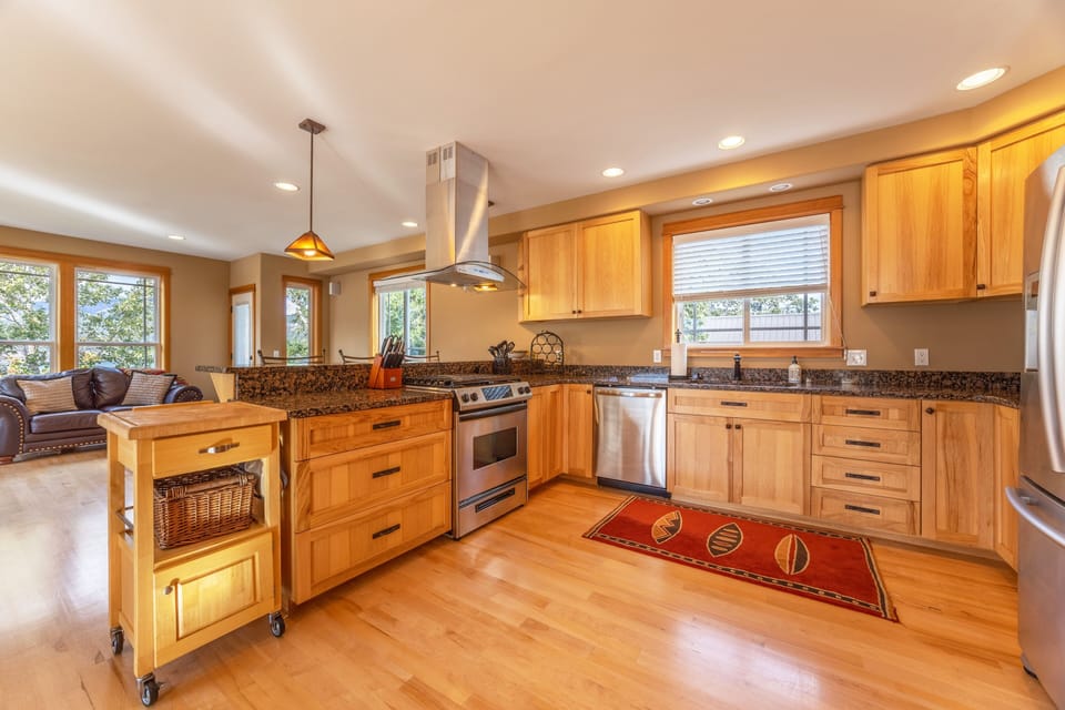 House, 3 Bedrooms | Private kitchen | Fridge, oven, coffee/tea maker