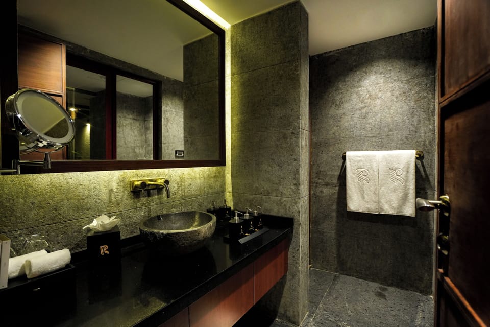 Shower, rainfall showerhead, free toiletries, hair dryer