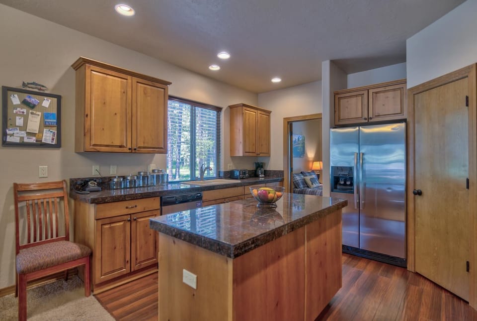 House, Multiple Beds (Jacinto 1) | Private kitchen | Dining table