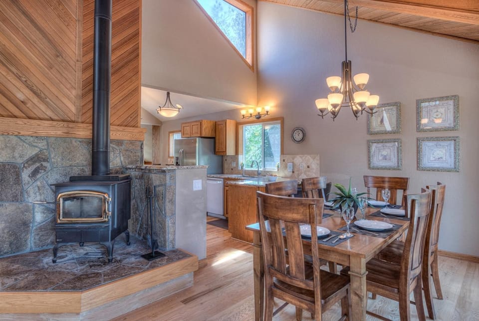 House, Multiple Beds, River View (Loon - Unit 13) | Dining
