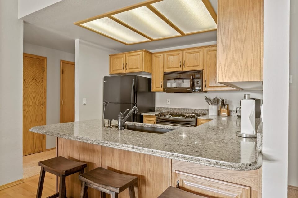 House, Multiple Beds (Yankee Mountain - Unit 5) | Private kitchen
