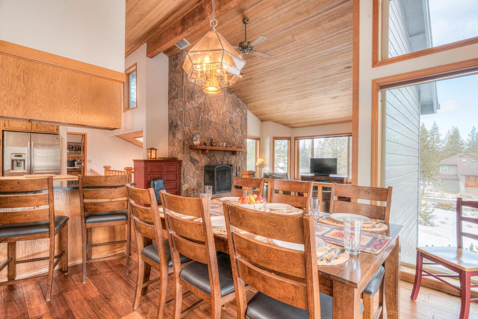 House, Multiple Beds (Paper Birch - Unit 10) | Dining