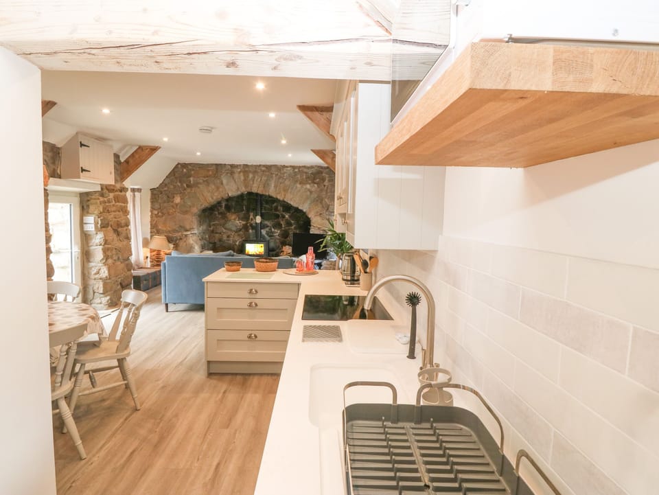 Cottage | Private kitchen | Fridge, dishwasher, electric kettle, cookware/dishes/utensils