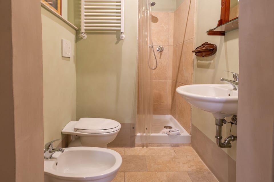 Superior Double Room | Bathroom | Shower, bidet, towels